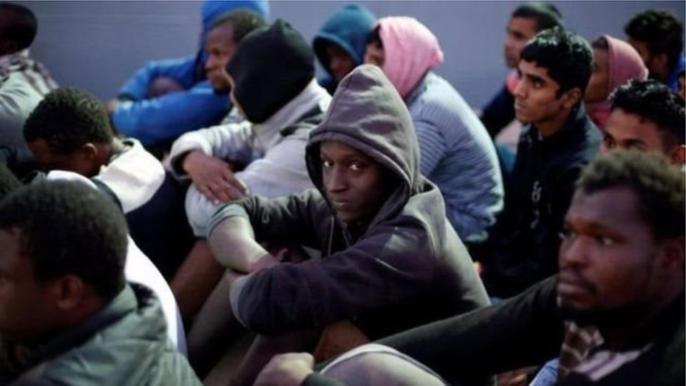 يشبه المهاجرون الأفارقة مخيمات اللاجئين في ليبيا بجهنم