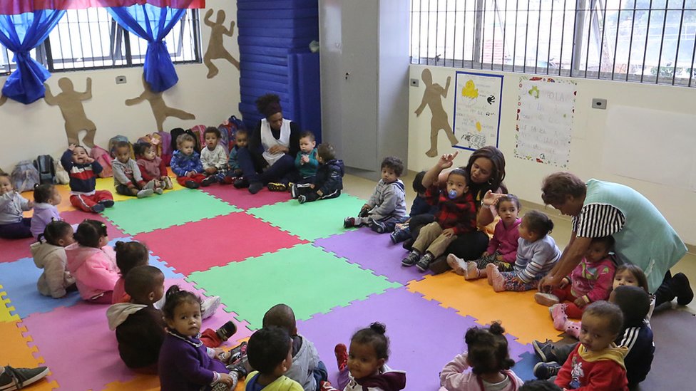 Escola de Educação Infantil São Chiquinho - Os jogos educativos são grandes  aliados na hora de ensinar as cores às crianças. Podem ser feitos em casa  mesmo, com material disponível. O ingrediente