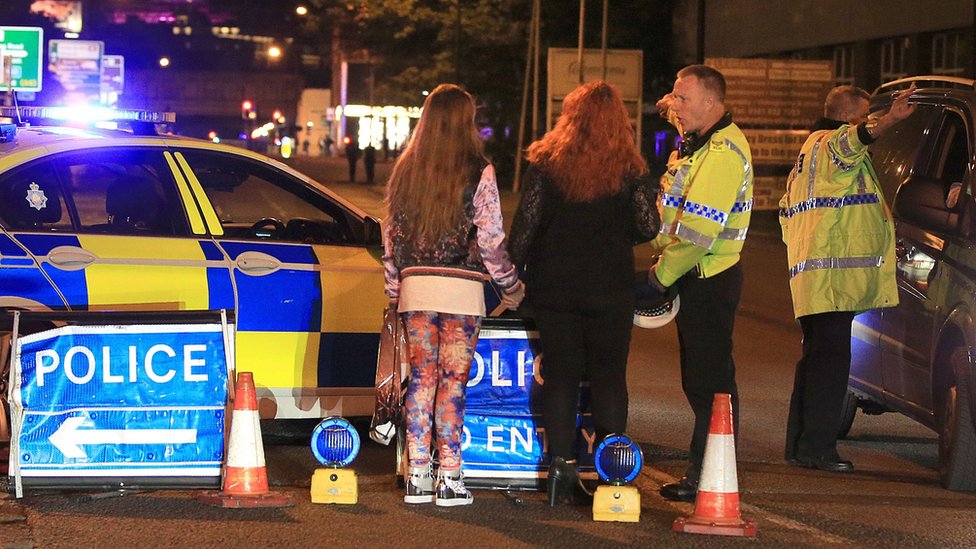 Policía en las inmediaciones del Manchester Arena