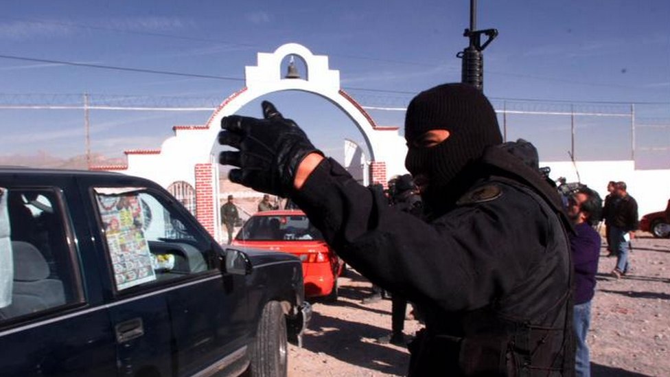 Agente durante una redada antinarcóticos