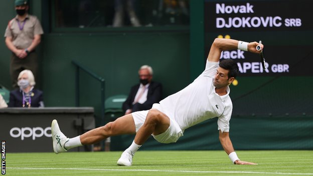 ウィンブルドン】 今年は芝がいっそう滑る？ センターコートで転倒の