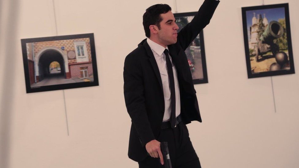 Pussy body art bilan yalangoch qiz