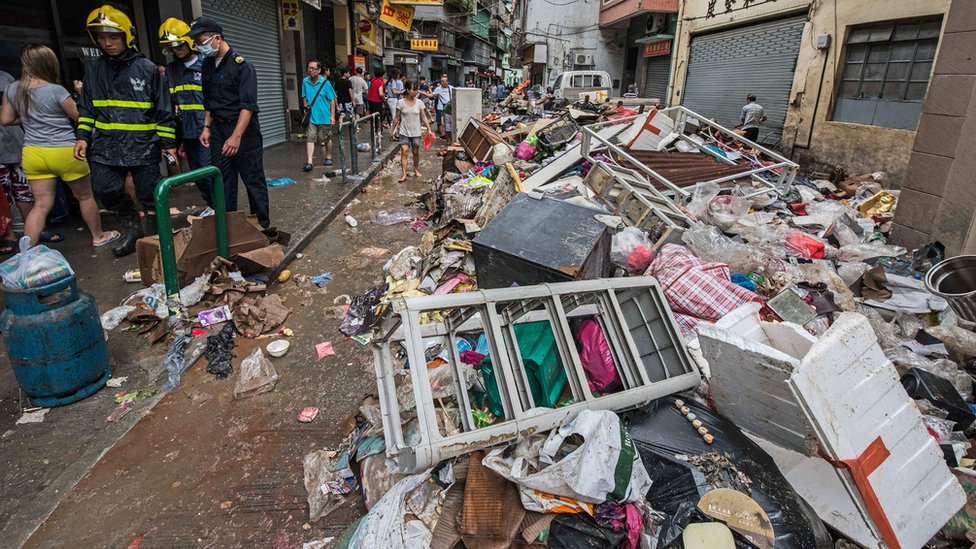 澳門爐石塘區庇山耶街被海水倒灌衝至的垃圾堵塞（23/8/2017）