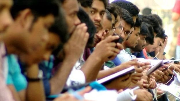 Stroking katta kokrak guruh jinsiy aloqa bilan osiyolik poezdda