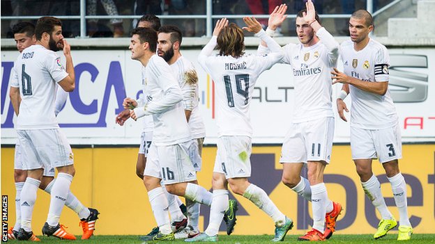 Real Madrid's players celebrate Gareth Bales' goal