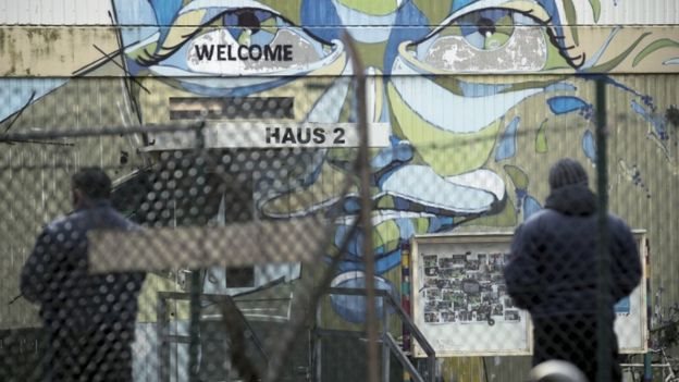 مخيم لإيواء اللاجئين في برلين حيث اعتقلت الشرطة الألمانية شابا تونسيا يشتبه في صلته بهجوم على سوق هدايا عيد الميلاد في برلين في ديسمبر/ كانون الأول الماضي