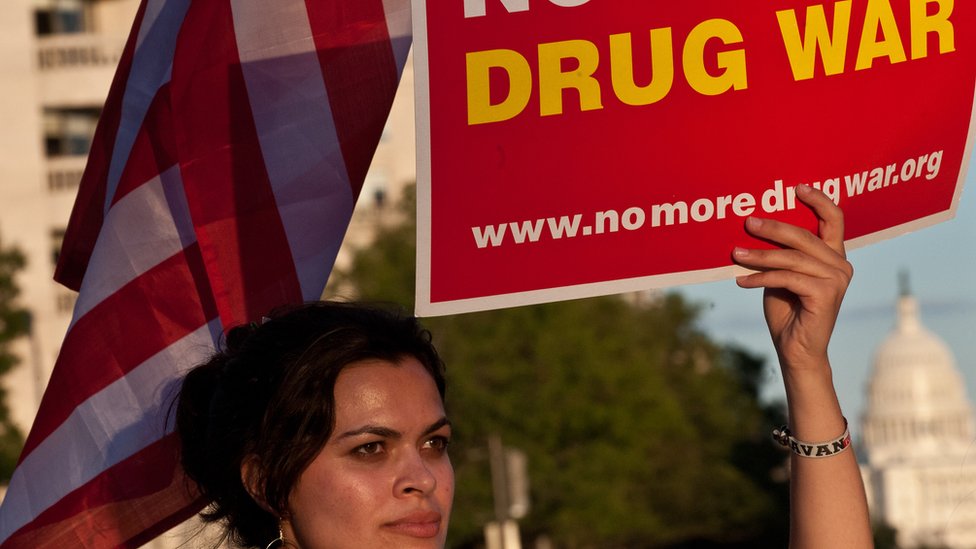 Una mujer protesta en Washington contra la guerra contra las drogas.