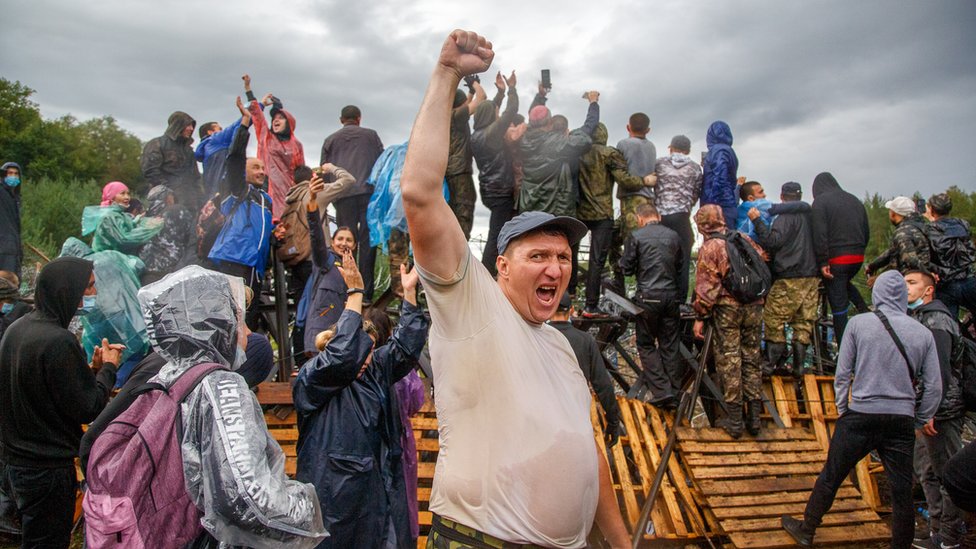 Жігіттің есегіндегі екі әтеш Желіде шәуетпен толтырылған