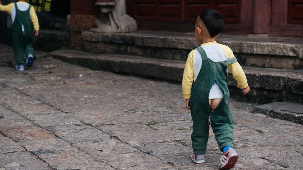 combate Desanimarse familia real Kai dang ku: por qué genera debate en China que muchos niños usen pantalones  con un agujero en el trasero - BBC News Mundo
