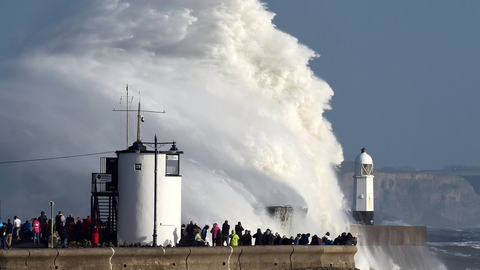 Olas producidas por Ophelia golpearonn el faro de Porthcawl, en Gales. Olas golpean el faro de Porthcawl, en Gales.