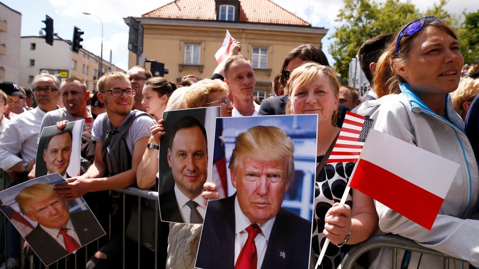 Gente con carteles de Trump y Duda.