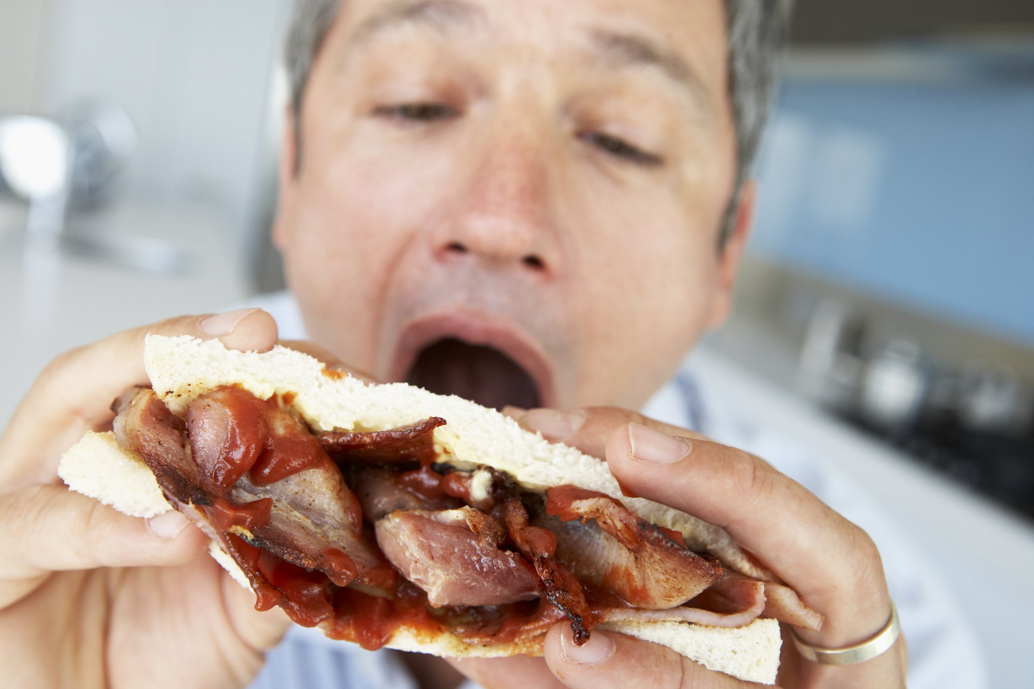 Un hombre comiendo un emparedado