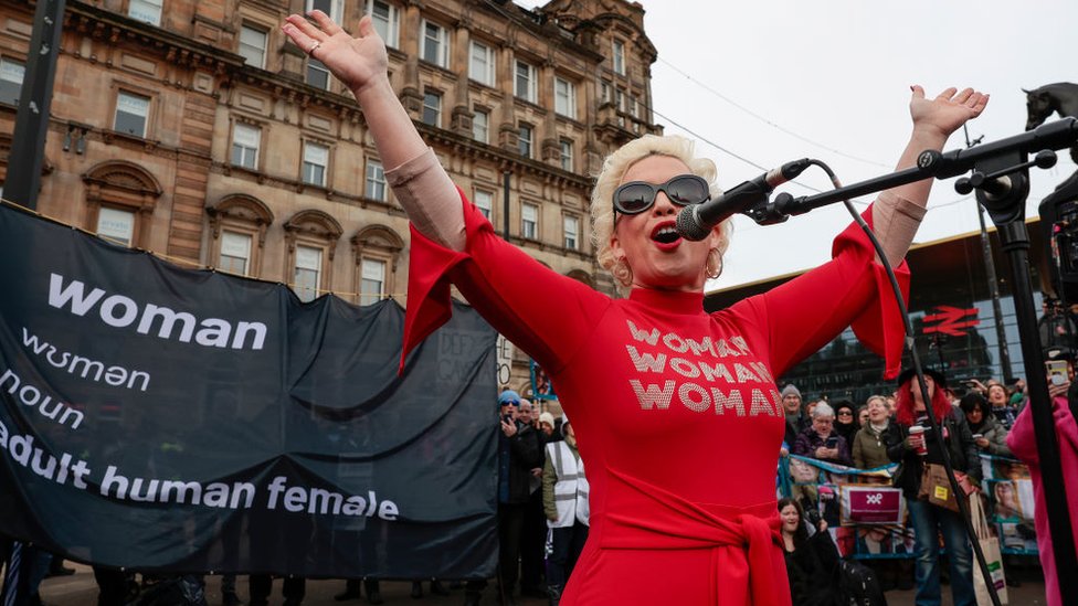Women's rights activist to hold Belfast rally