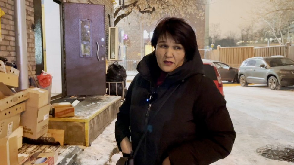 Katta kokrak bilan Osiyo porno Osilgan labia bilan porno