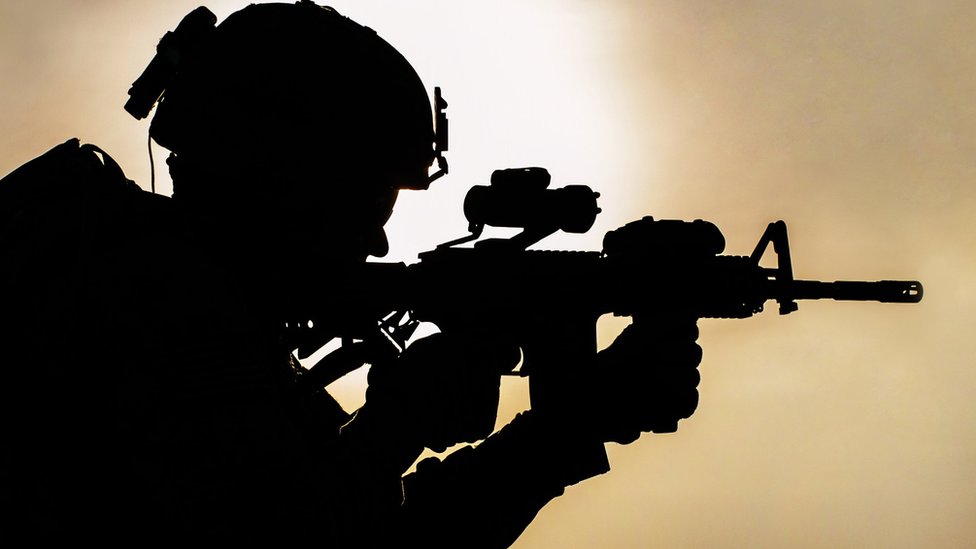 Soldado apuntando un arma