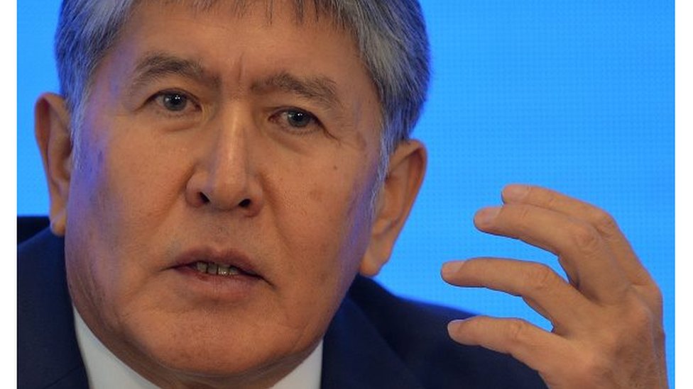 Opa akasini jinsiy aloqa qilish uchun kutmoqda