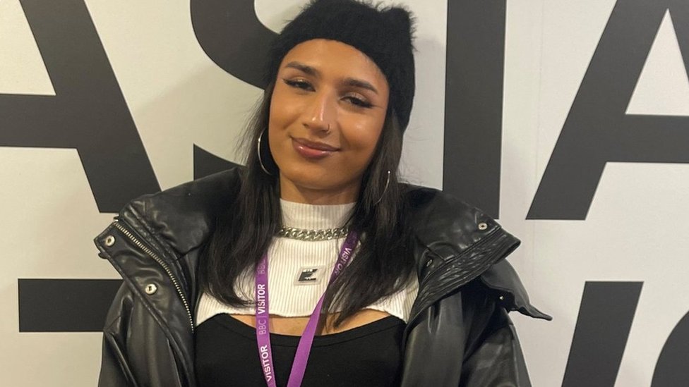 Қыз жыныс мүшесін ақырын жұлып алады