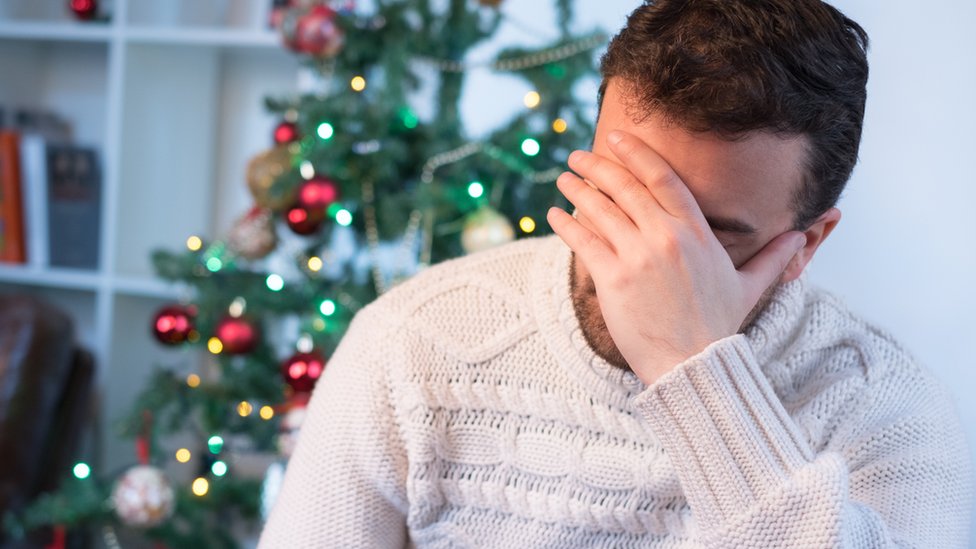 Un hombre se toca la cara con pesar