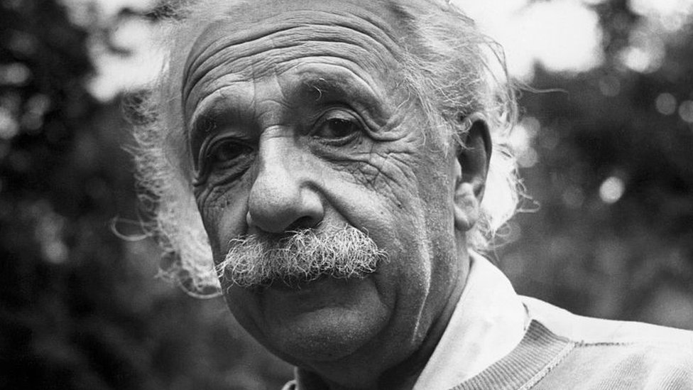 Por que o Albert Einstein fica mais forte quando viaja? - Charada e  Resposta - Geniol