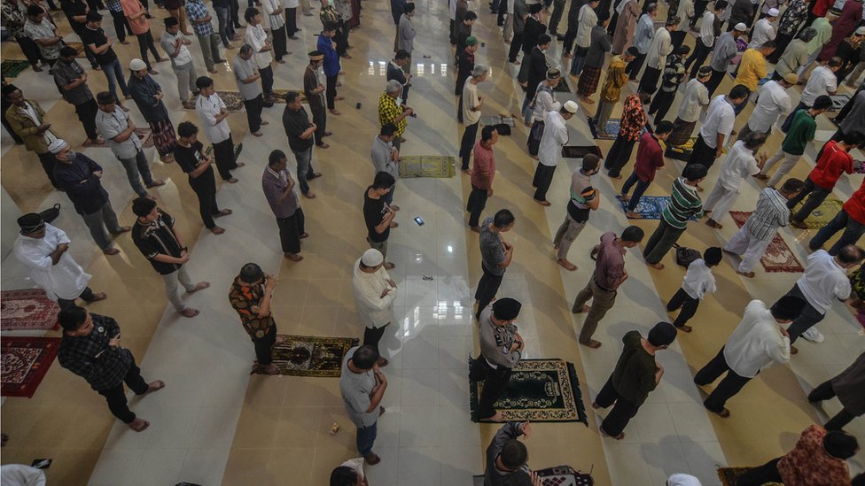 Virus corona: Di tengah wabah, apakah sebaiknya salat berjamaah di masjid  untuk sementara ditiadakan? - BBC News Indonesia