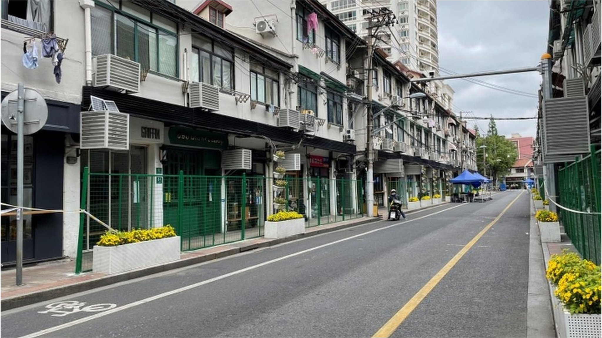 上海当局、住宅前にフェンス設置し移動制限 市民ら困惑 - BBCニュース