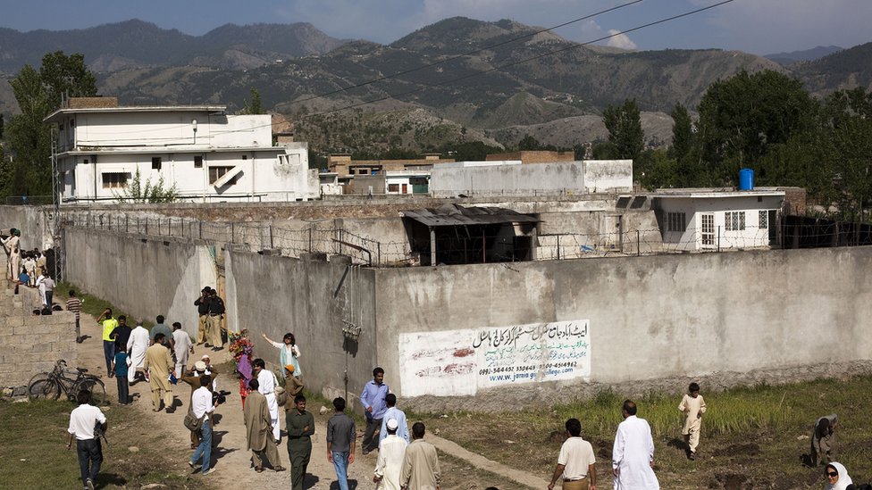 Porno suzish kiyimidagi italyan ayol Sabzavotlar va mevalar bilan onanizm