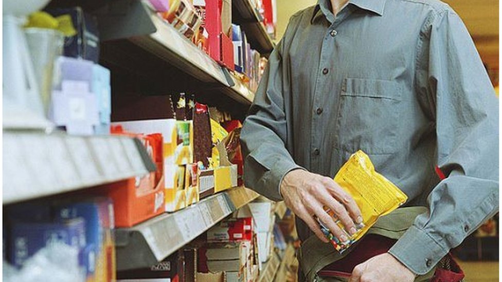 Qiz veb-kameraga oq suyuqlik quyadi.