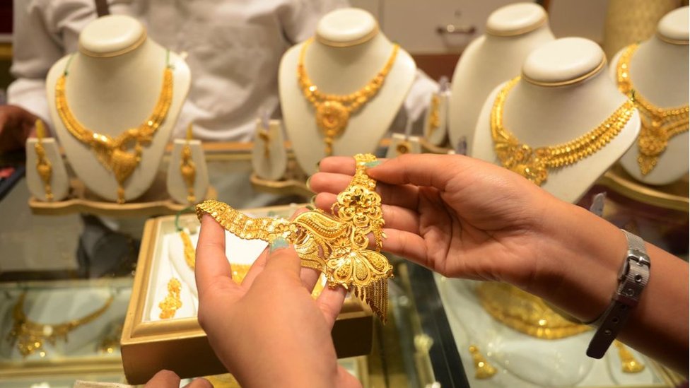 தங்கம் விலை சரிவுக்கு காரணம் என்ன? எவ்வளவு விலை வீழ்ச்சி கண்டிருக்கிறது? -  BBC News தமிழ்