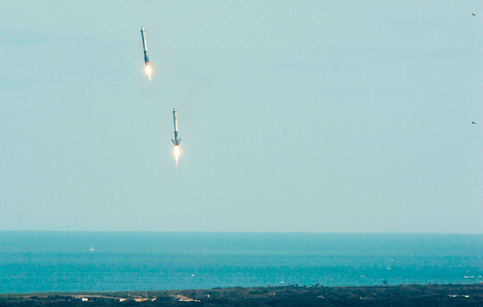 イーロン・マスク氏のロケット「ファルコン・ヘビー」打ち上げ成功 - BBCニュース