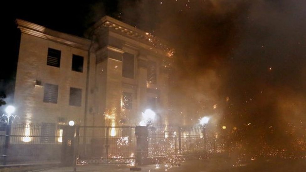 Украинские радикалы напали на посольство РФ в Киеве