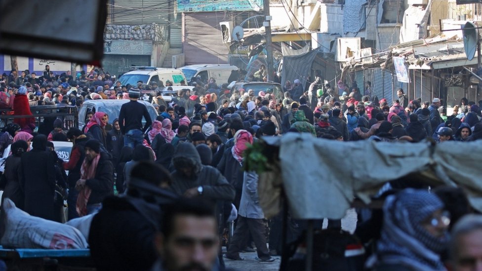 ناس يتجمعون في حي السكري الذي تسيطر عليه المعارضة في حلب في انتظار اجلائهم