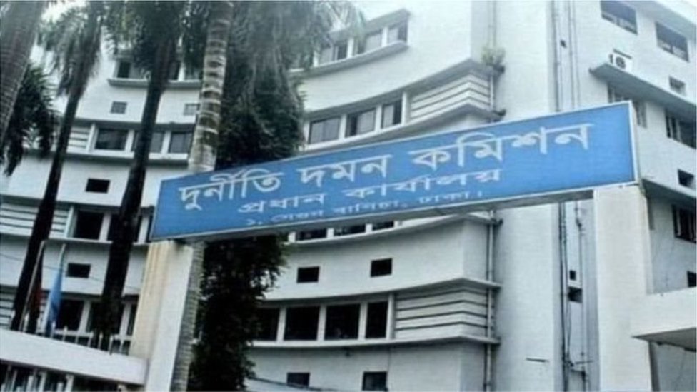 Er xotinini dugonasini sorishga majbur qildi. Er xotinini dugonasini sorishga majbur qildi.