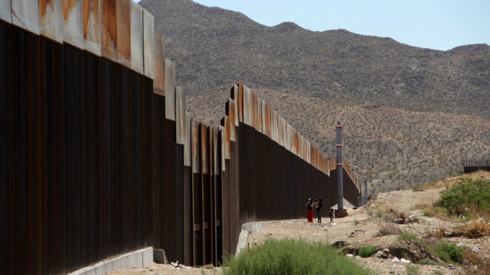 Durante el gobierno de George W. Bush se construyeron unos 1.050 kilómetros de vallas por un costo aproximado de US$7.000 millones.