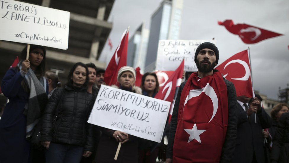 أتراك يتظاهرون ضد الهجمات الأخيرة