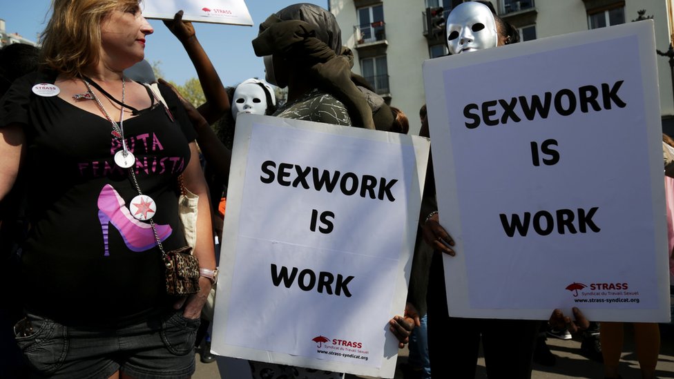 لافتة تقول الاشتغال بالجنس عمل بحد ذاته