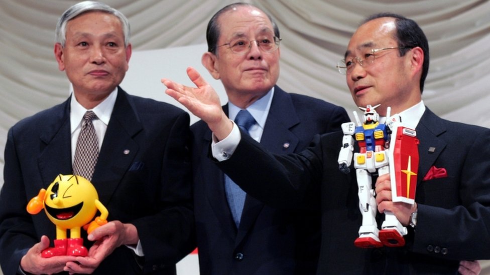 Masaya Nakamura (centro) con el vicepresidente de Namco Kyushiro Takagi (izda.) y el presidente Takeo Takasu, en una fotografía de 2005.