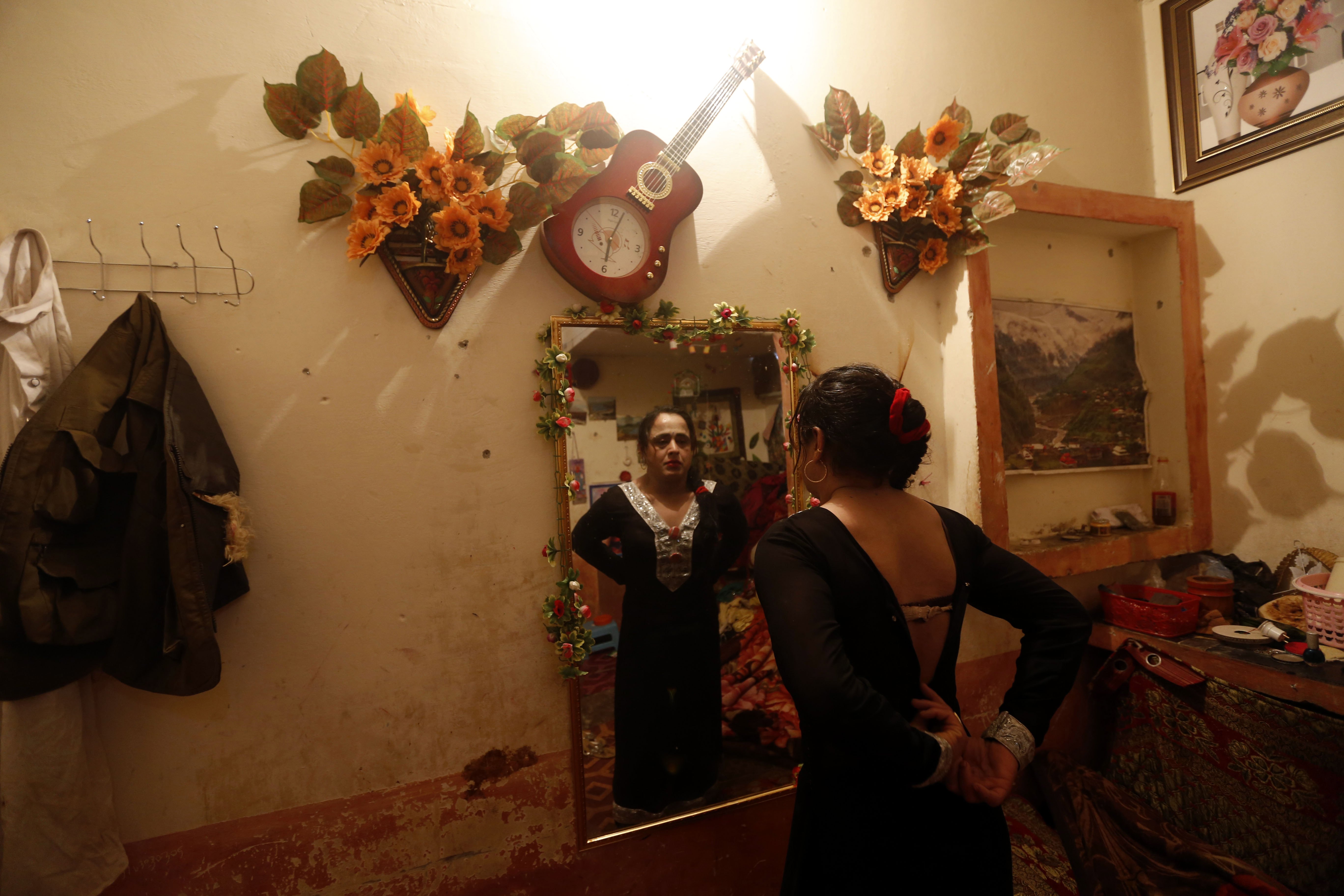 Yalangoch tola qora tanli ayollar Sankt-Peterburgning porno transseksuallari