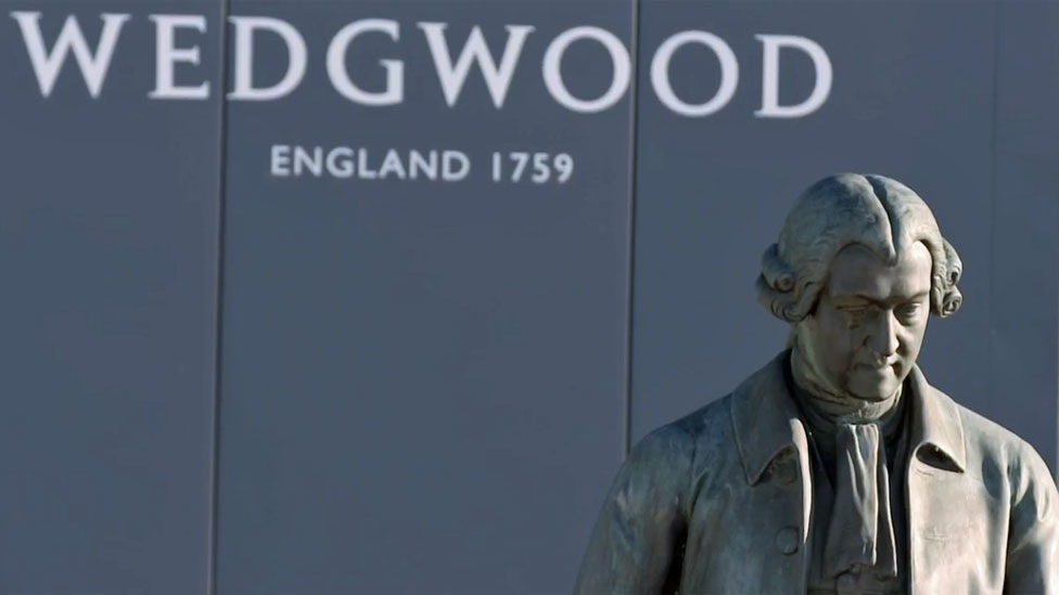 estatua de Josiah Wedgwood con nombre atrás