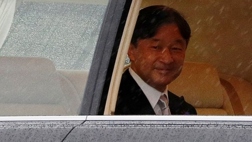 天皇陛下、「即位礼正殿の儀」で国内外に即位を宣言 - BBCニュース