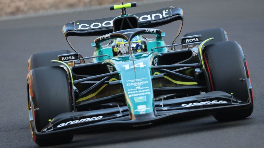 F1 アストンマーティン 実車 ボディ パーツ 本物 アロンソ HONDAホンダ アロンソ、『アストンマーティン・ヴァルキリー』を受け取る