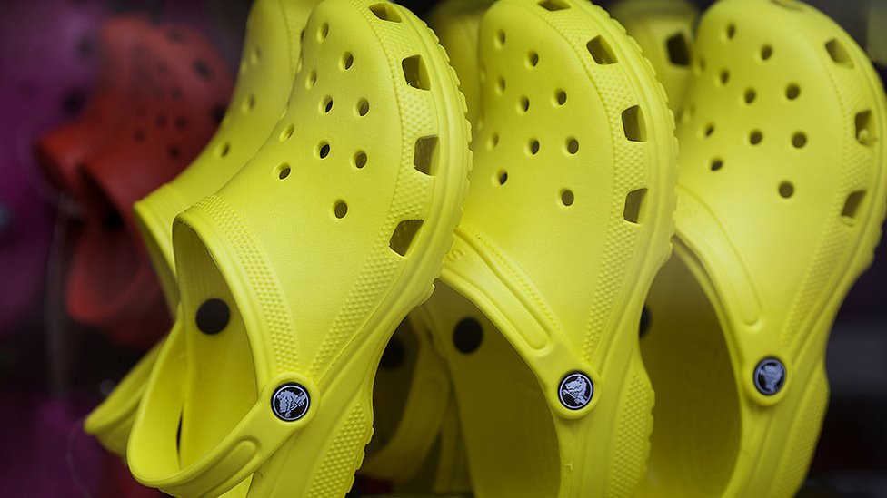 Te parecen feas las sandalias Crocs? Ese es exactamente el secreto de éxito - BBC News Mundo