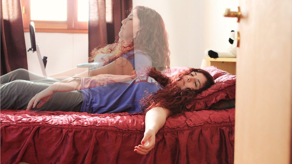 Dildo bilan lezbiyen anal jinsiy aloqa Kokrak uchlari tik turgan yalangoch qizlar