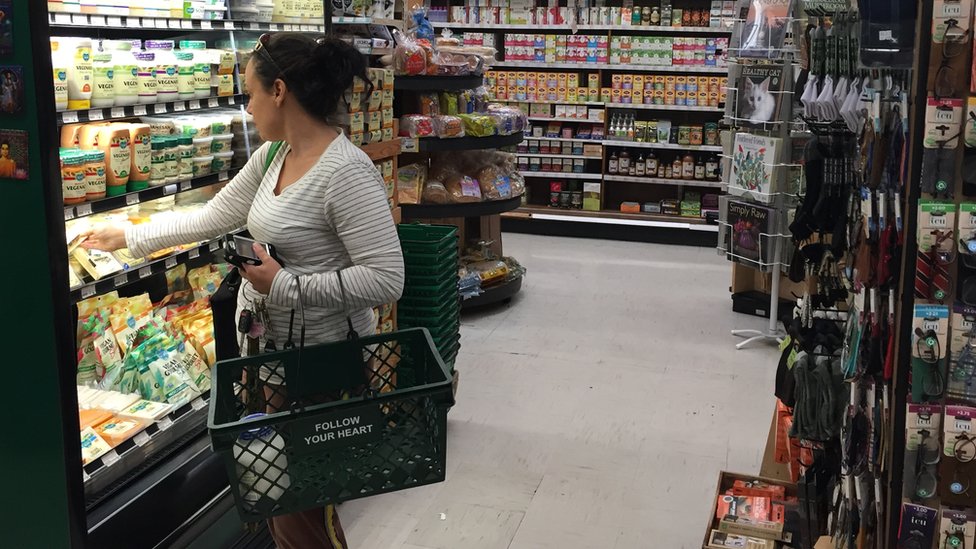 Una cliente en la tienda Sigue tu corazón