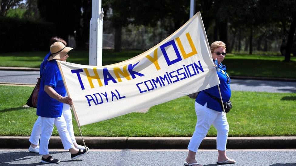Bazı kişiler Canberra'da Komisyon'a destek gösterisi yaptı. Pankartta 