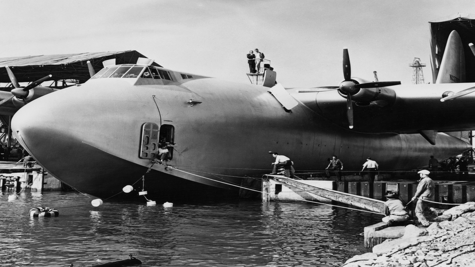 Howard Hughes encima del "Spruce Goose" poco antes de su vuelo inaugural, en 1947 Howard Hughes encima del "Spruce Goose" poco antes de su vuelo inaugural, en 1947