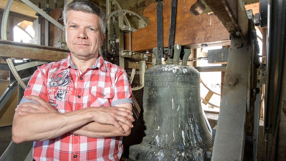 El exalcalde Ronald Becker y la campana nazi en Herxheim, Alemania.