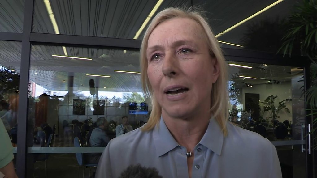 Australian Open: Martina Navratilova and Leon Smith on Andy Murray exit