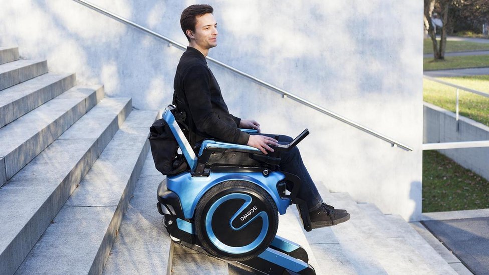 Púrpura Alegrarse Inútil La revolucionaria silla de ruedas capaz de subir escaleras y salvar  obstáculos - BBC News Mundo