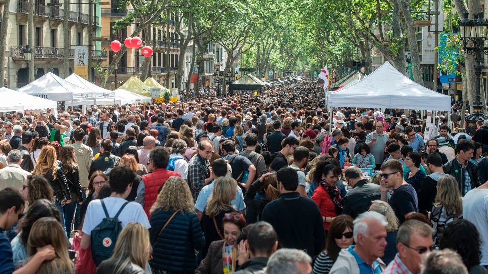 Así Son Las Ramblas, El Corazón Y Paseo Emblemático De Barcelona | Tele 13