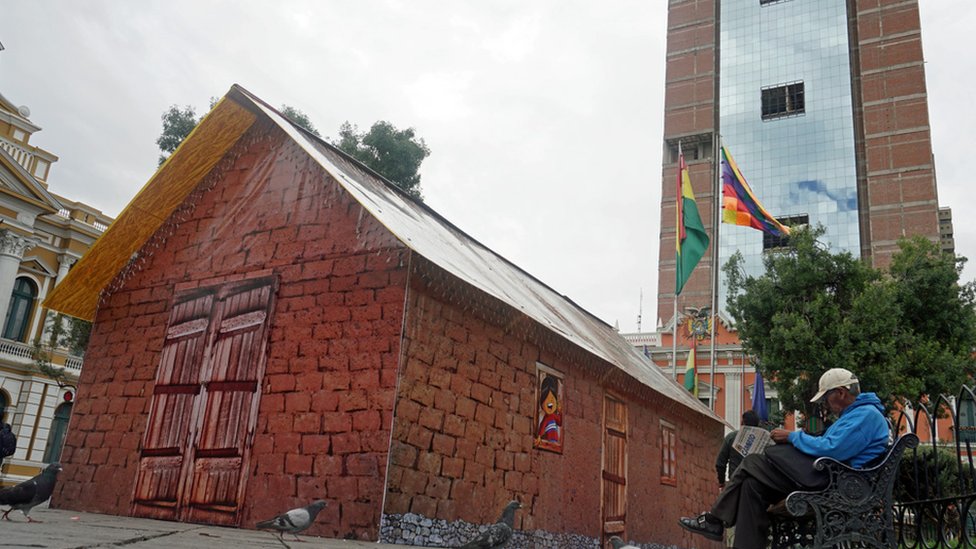 Casebre rplica da casa onde viveu Evo Morales, em uma praa de La Paz
